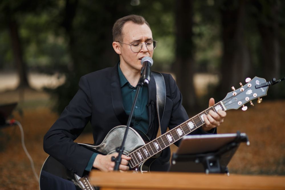 Trauredner Grey singt und begleitet sich dabei auf der Gitarre